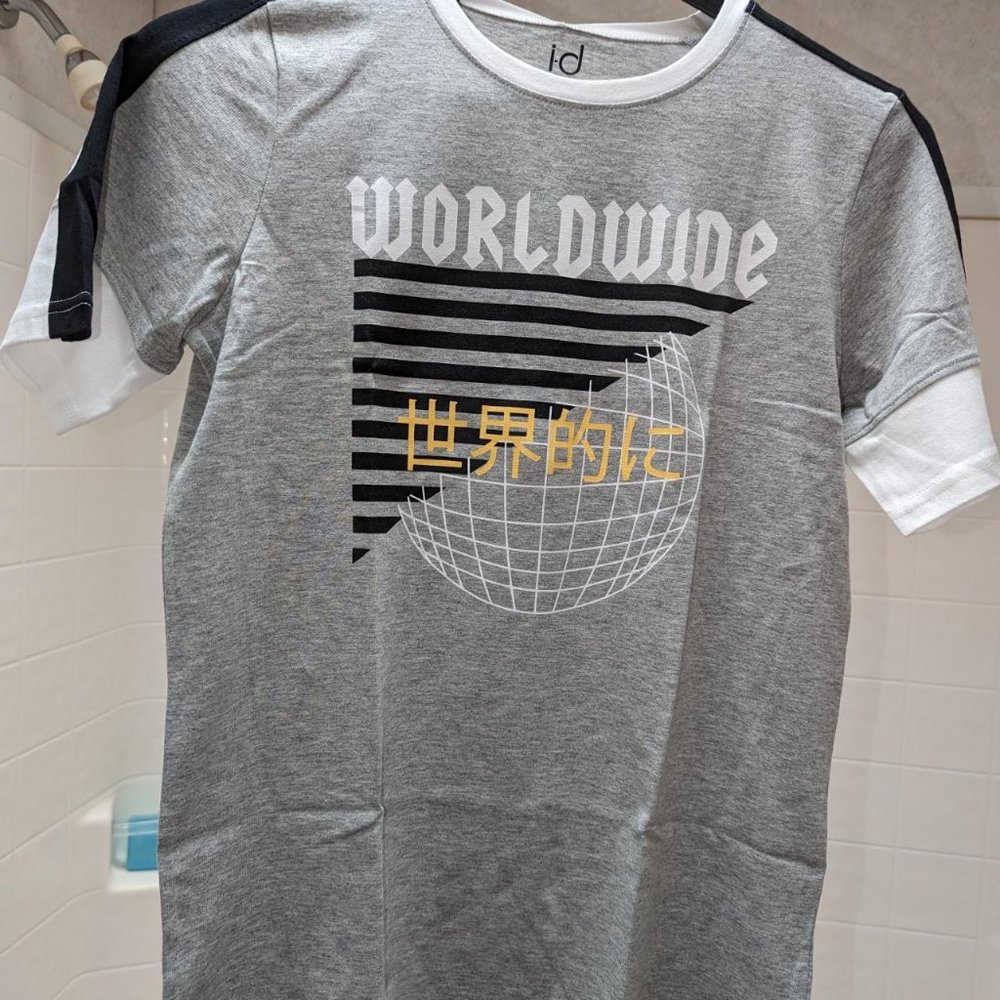 Ideology Grey T-shirt S is ze XL